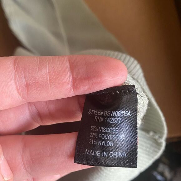 light green short sleeve top - Picture 2 of 4